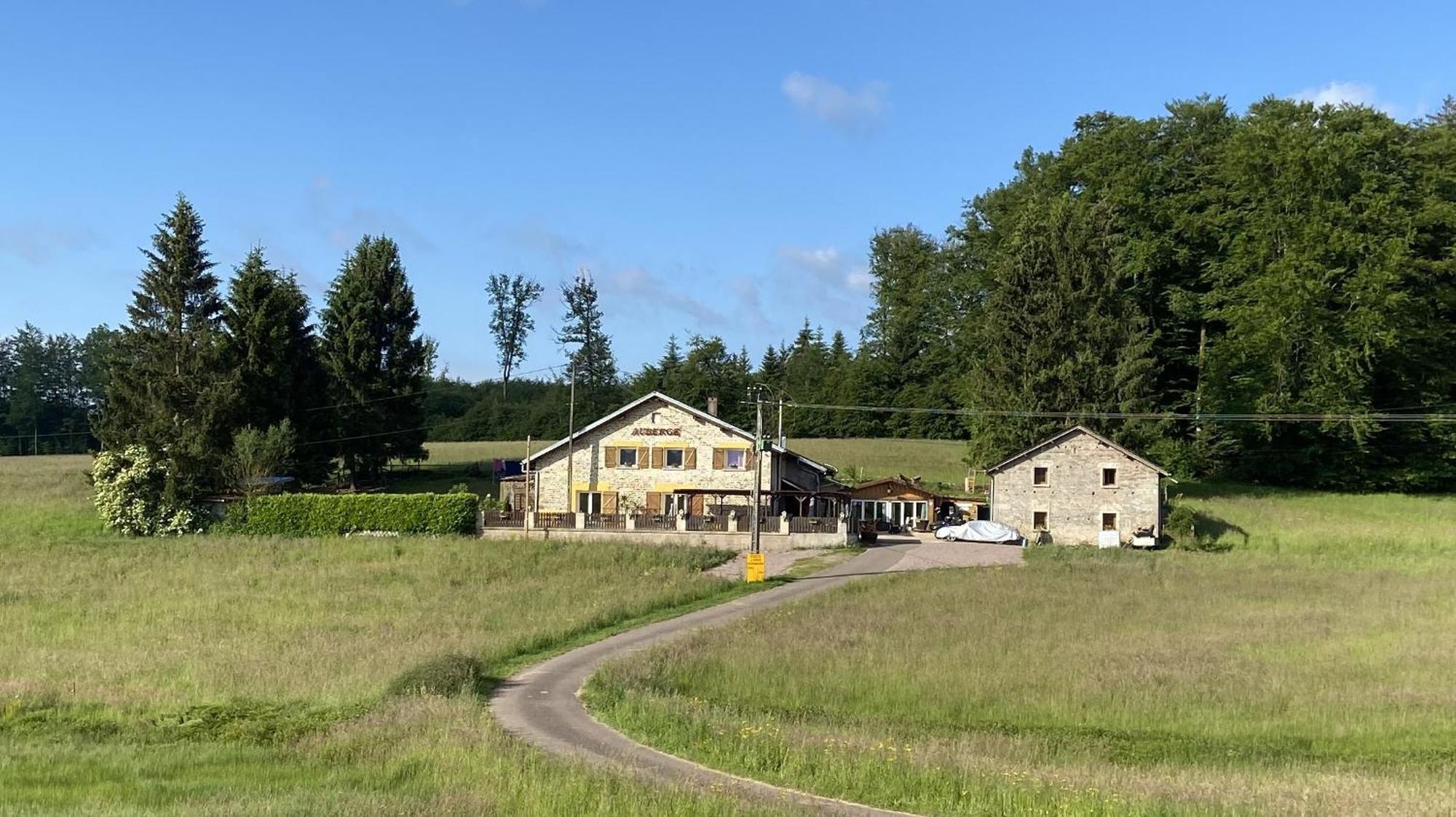 Maison Carmen - Restaurant , Meuble De Tourisme, Appartements Xertigny Eksteriør billede